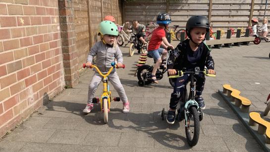 Peuters en kleuters die een fietsparcours afleggen