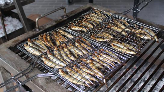 Sprot op de barbecue tijdens de jaarlijkse Sprotavond van WZC Yserheem