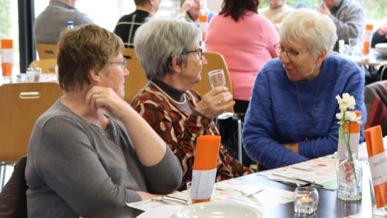 Enkele dorpsgenoten praten bij in het dorpsrestaurant
