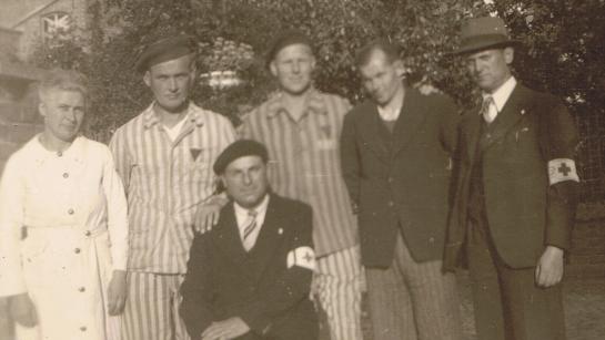 Deze foto toont de bevrijde gevangenen en leden van het Diksmuidse Rode Kruis