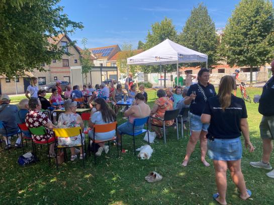 Aperobabbel - mensen zitten samen gezellig te genieten van een zomers drankje 