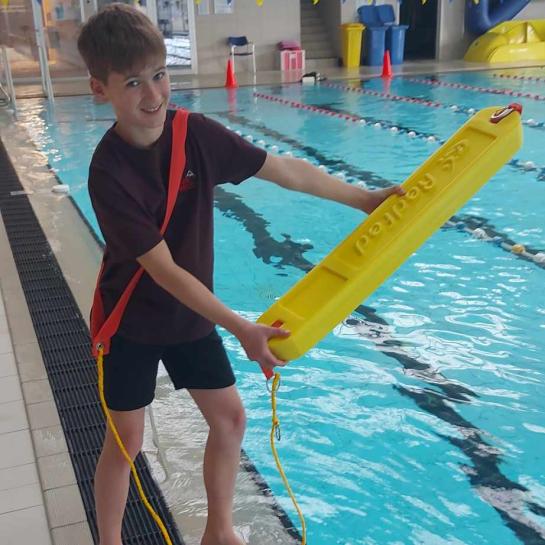 Leerling van Klavertje vier tijdens zijn stagedag bij de sportdienst