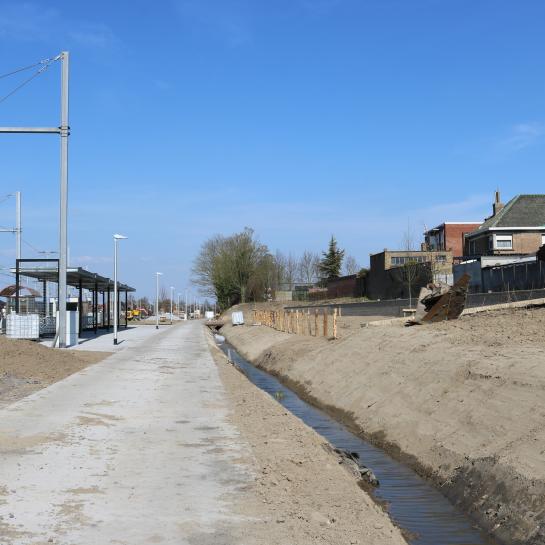 Fiets- en wandelpad met hondenweide