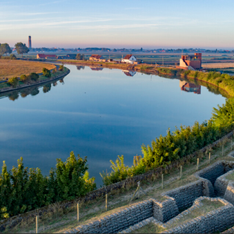 Dodengang met in de verte IJzertoren en stad Diksmuide, de drie ondersteuners van het project Memorabel IJzerfront